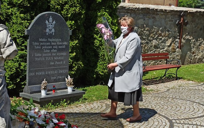 Kwiaty złożyła też Wanda Misiewicz ze Strzelina Kwiaty złożyła też Wanda Misiewicz ze Strzelina