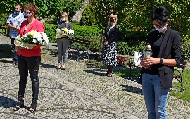 Wieńce przygotowały także delegacje ze szkół i innych gminnych instytucji