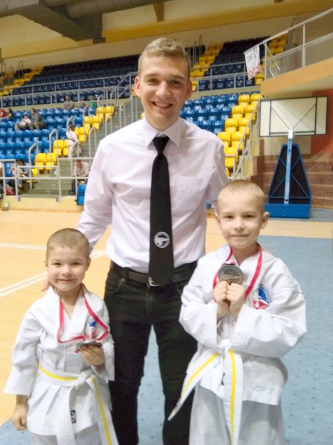 Pochodzący z Kuropatnika Filip Humelt z powodzeniem prowadzi szkółkę Taekwondo Pochodzący z Kuropatnika Filip Humelt z powodzeniem prowadzi szkółkę Taekwondo