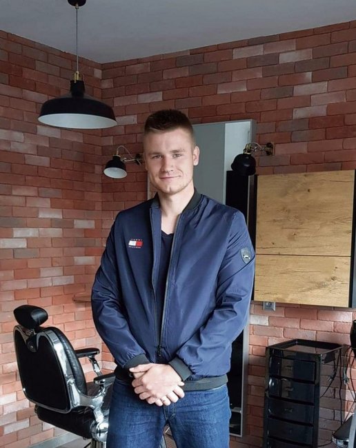 Dawid Gąbka, właściciel salonu fryzjerskiego „Dawber” w Strzelinie, zapewnia, że wizyta u niego jest bezpieczna i zgodna z rządowymi wytycznymi Dawid Gąbka, właściciel salonu fryzjerskiego „Dawber” w Strzelinie, zapewnia, że wizyta u niego jest bezpieczna i zgodna z rządowymi wytycznymi