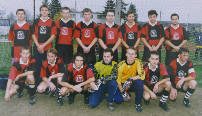 Rok 1999. Drużyna seniorów „Ogniska” Przeworno. Bogdan Malaszka w dolnym rzędzie, czwarty od prawej. Foto: archiwum Bogdana Malaszki  