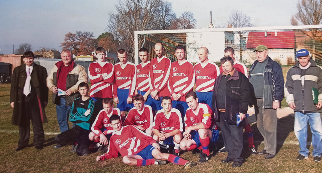 Piast w 2005 roku obchodził 55-lecie. Na zdjęciu sponsorzy, piłkarze i działacze Piast w 2005 roku obchodził 55-lecie. Na zdjęciu sponsorzy, piłkarze i działacze