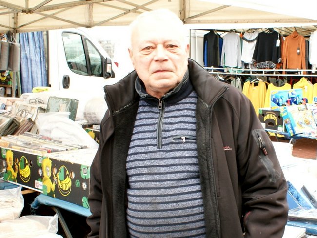 Pan Zbyszek z żoną Jolantą handlują w Strzelinie pościelą