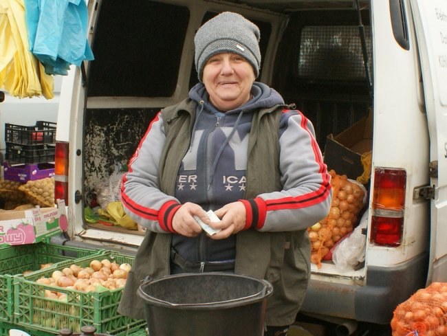 Pani Maria lubi to, co robi i przyjeżdża na targ w Strzelinie już od 30 lat