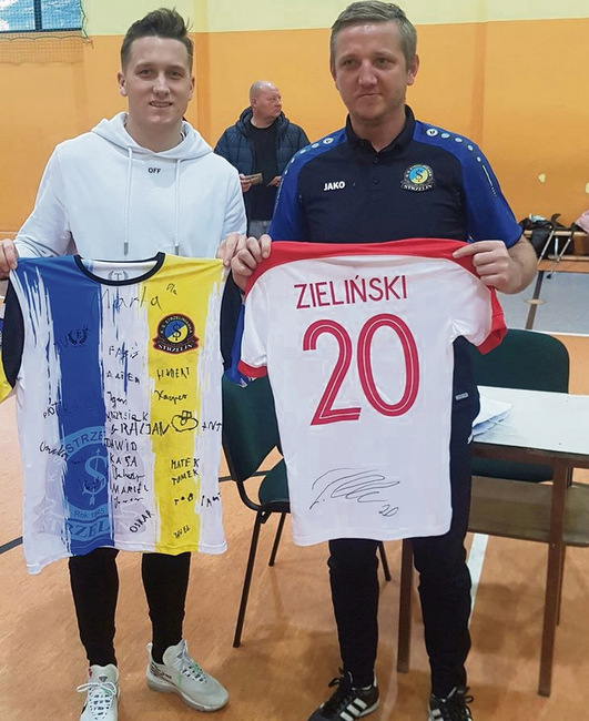 Piotr Zieliński otrzymał na pamiątkę koszulkę Strzelinianki Piotr Zieliński otrzymał na pamiątkę koszulkę Strzelinianki