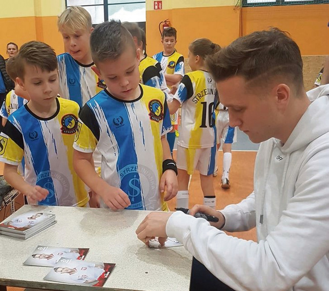 Reprezentant Polski rozdał mnóstwo autografów Reprezentant Polski rozdał mnóstwo autografów