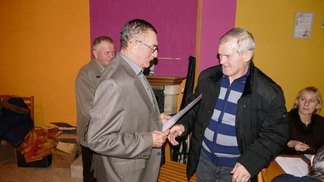 Na zakończenie spotkania prezes koła i członkowie zarządu wręczyli wędkarzom odznaczenia i nagrody Na zakończenie spotkania prezes koła i członkowie zarządu wręczyli wędkarzom odznaczenia i nagrody