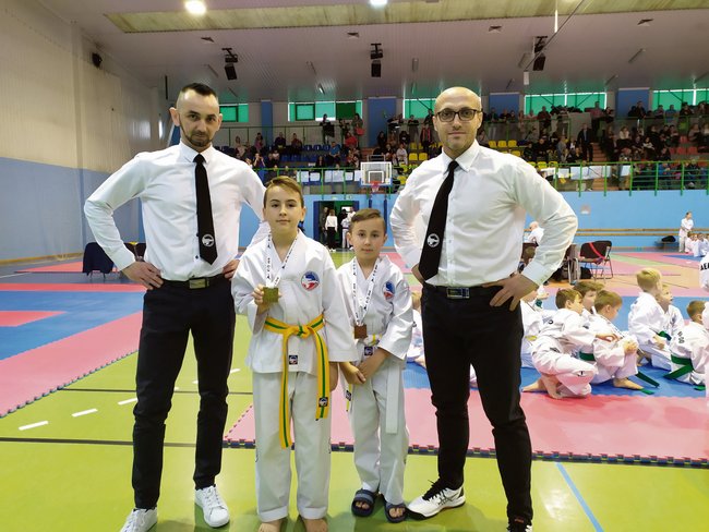 Na zdjęciu (od lewej): sędzia Mariusz Paluszek, Miłosz Kicyła, Jakub Bober i trener Krzysztof Stachowicz Na zdjęciu (od lewej): sędzia Mariusz Paluszek, Miłosz Kicyła, Jakub Bober i trener Krzysztof Stachowicz
