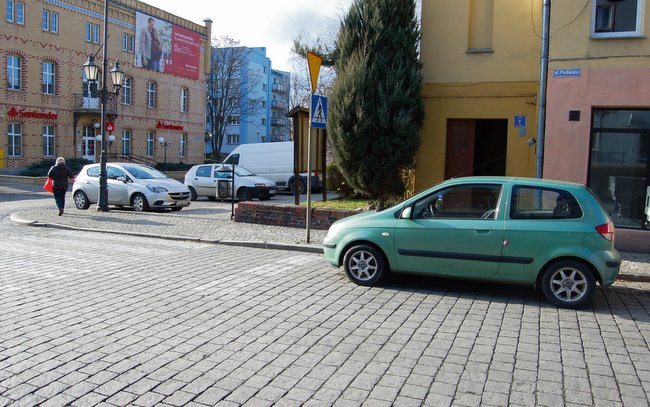 Ten samochód, który zatrzymał się na ulicy Podwale w Strzelinie, nie zachował przepisowej odległości od przejścia dla pieszych Ten samochód, który zatrzymał się na ulicy Podwale w Strzelinie, nie zachował przepisowej odległości od przejścia dla pieszych
