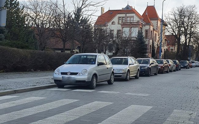 Nieprawidłowe parkowanie na ul. Bolka I Świdnickiego (Foto: Czytelnik) Nieprawidłowe parkowanie na ul. Bolka I Świdnickiego (Foto: Czytelnik)