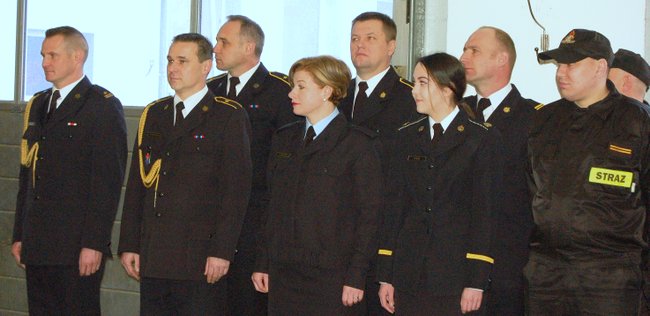 W pożegnaniu wzięli udział koledzy i koleżanki z jednostki W pożegnaniu wzięli udział koledzy i koleżanki z jednostki
