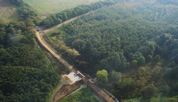 Poldery zalewowe w okolicy Żeleźnika z lotu ptaka. Widoczne groble w trakcie naprawy, przelew awaryjny i tereny, na których woda może się rozlewać. Foto: Archiwum Nadleśnictwa Henryków Poldery zalewowe w okolicy Żeleźnika z lotu ptaka. Widoczne groble w trakcie naprawy, przelew awaryjny i tereny, na których woda może się rozlewać. Foto: Archiwum Nadleśnictwa Henryków
