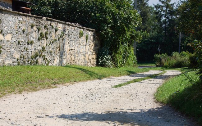 Nawierzchnia na ul. Ludowej w Jegłowej nie jest  w najlepszym stanie