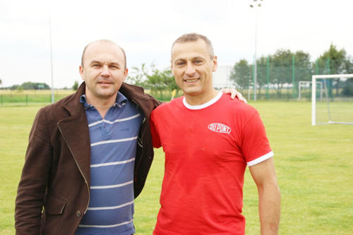 Wójt Kondratowic Wojciech Bochnak i były znakomity piłkarz Piotr Świerczewski rozmawiali m.in. o trwających mistrzostwach świata w piłce nożnej. Foto: D. Butyński