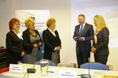 Europejską Nagrodę Obywatelską Krystynie Kobel-Buys, Annie Kobel i Małgorzacie de Haan wręczyli Ligia Geringer de Oedenberg i Jacek Protasiewicz (foto: www.lgeringer.pl)