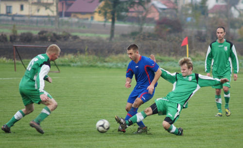 Łukasz Ziółkowski z Korony (w niebieskiej koszulce) w pojedynku z piłkarzami Nefrytu