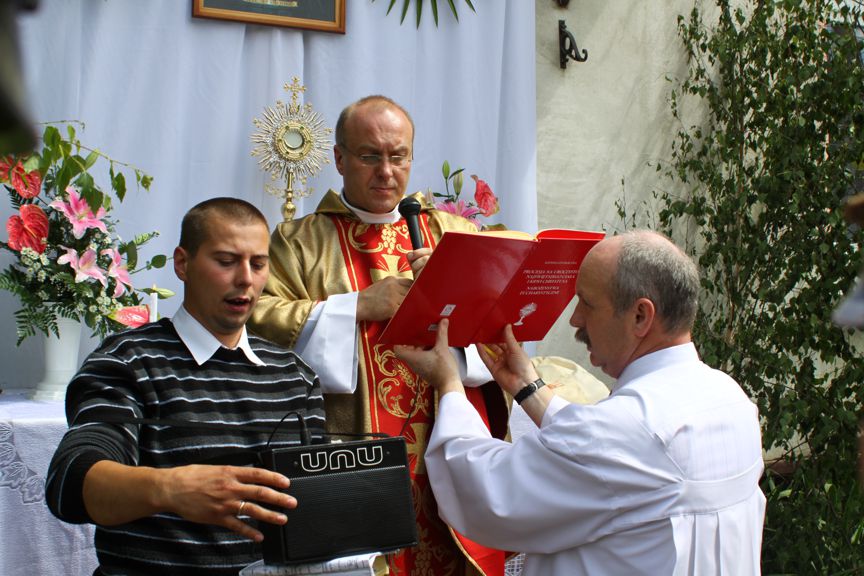 Ks. dr hab. Tomasz Błaszczyk czyta Ewangelię przy pierwszym ołtarzu przy ul. Pocztowej w Przewornie. Po lewej organista Michał Żygadło oraz lektor Jan Szczęśniak