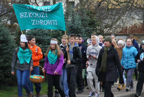 Młodzież przemaszerowała ulicami Przeworna, skandując antynikotynowe hasła