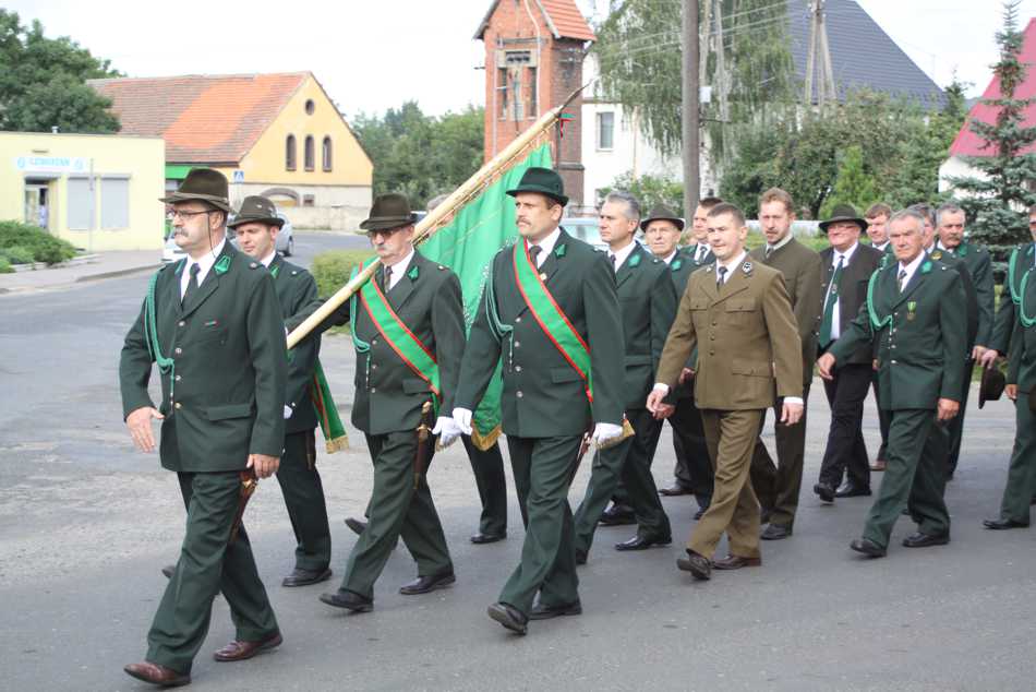 Po Mszy Świętej myśliwi oraz zaproszeni goście przemaszerowali w uroczystym korowodzie do Gminnego Ośrodka Kultury w Przewornie