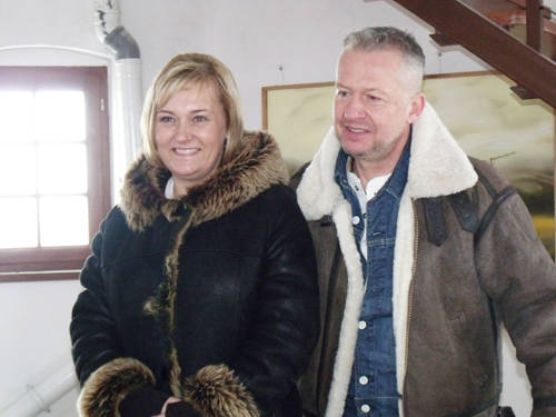 Burmistrz Dorota Pawnuk i Bogusław Linda podczas wizyty na ratuszowej wieży