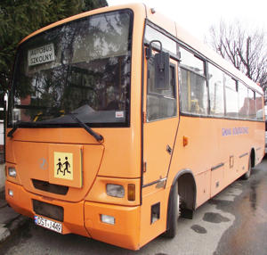 Część uczniów notorycznie spóźnia się do szkoły. Wszystko przez autobus, który dojeżdża do placówki po dzwonku na lekcje