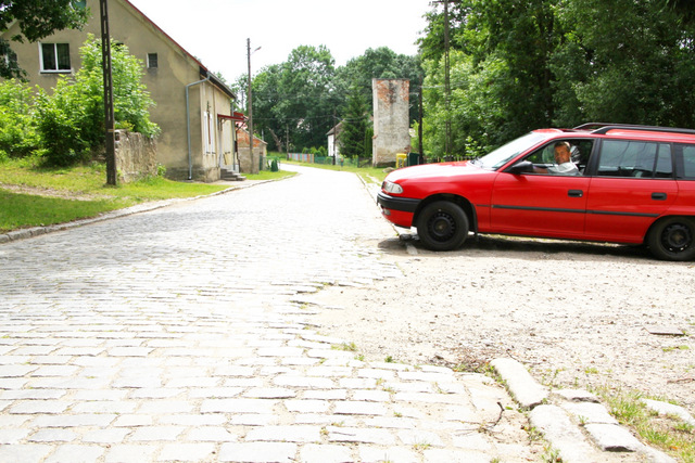 Radny Józef Tomera (w samochodzie) jest zadowolony, że będzie robiony remont nawierzchni drogi w Strużynie. Zabiegał o to zadanie od dawna