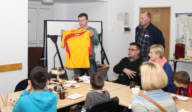 Trener Kożuchowski prezentuje nowe stroje