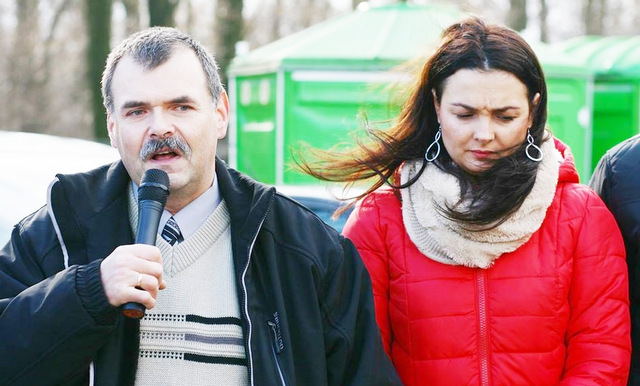 Sołtys Kuropatnika Adam Daniluk oraz radna Rady Miejskiej Strzelina Magdalena Piotrowicz na otwarciu wiaty rekreacyjnej w Kuropatniku
