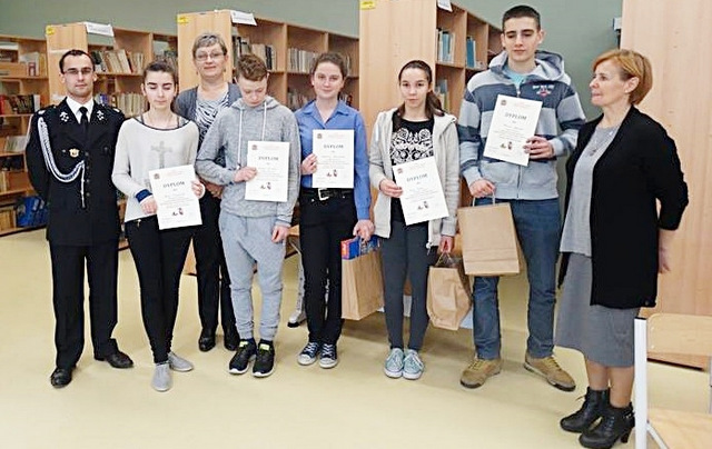 Laureaci reprezentujący gimnazjum z komisją konkursową na pamiątkowej fotografii (fot. ZSP Wiązów)