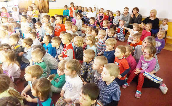 Widownia podziwiająca znikające w przedszkolu przedmioty (fot. Przedszkole Miejskie w Wiązowie)