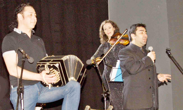 Ariel Ramirez (z lewej), Marlena Grodzicka-Myślak i Marcelo San Martin na koncercie w Strzelinie