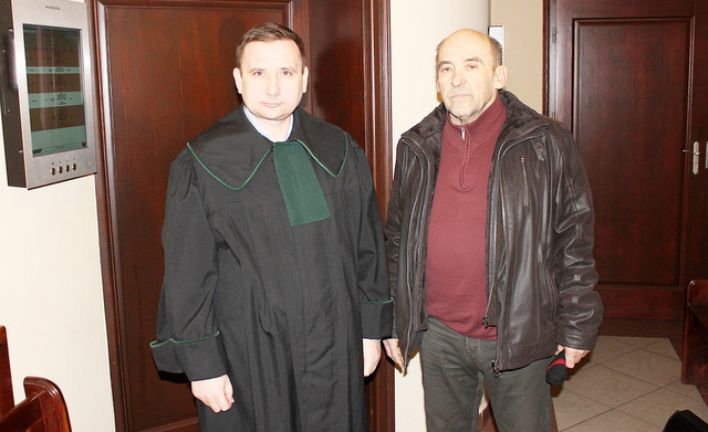 Rolnik Alfred Włodarski (z prawej) z adwokatem Krzysztofem Ossowskim walczą o prawo do nieruchomości Rolnik Alfred Włodarski (z prawej) z adwokatem Krzysztofem Ossowskim walczą o prawo do nieruchomości