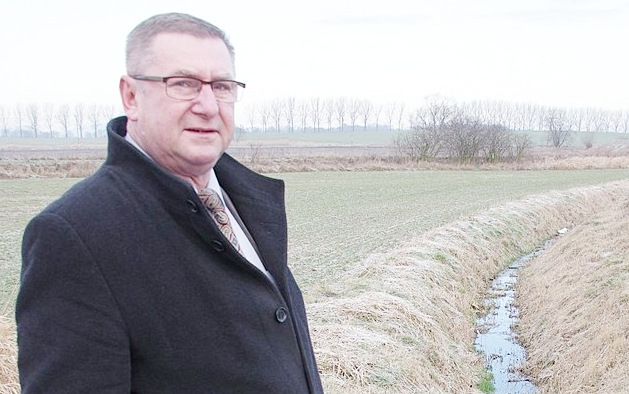 Edward Tracz, przewodniczący spółki, pokazuje przepust pod drogą Dębniki – Biały Kosciół, który wymaga przebudowy