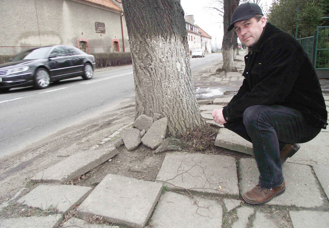 Wystające, popękane płyty chodnika w Ludowie Polskim sprawiają, że poruszanie się po nim jest bardzo niebezpieczne. Wreszcie, chodnik ma zostać przebudowany. Na zdjęciu sołtys Robert Żabski