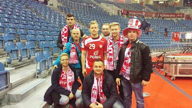 Zawodnicy, działacze i sympatycy Gromnika Kuropatnik na meczu reprezentacji Polski w piłce ręcznej ze szczypiornistą Jakubem Łucakiem