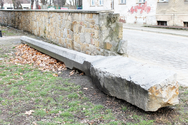 Granitowy słup przeniesiony z ul. Jana Pawła II leży teraz przy rotundzie św. Gotarda