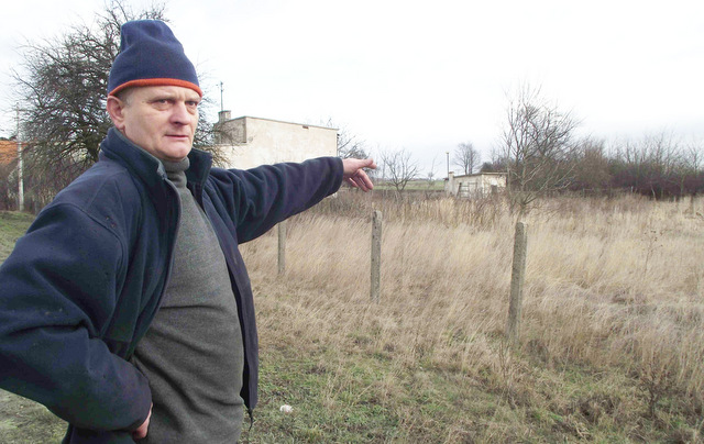 Sołtys Ośna Krzysztof Reszczyński wskazuje wybrane miejsce na budowę placu zabaw