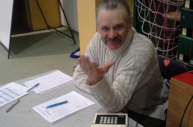 Jan Woźniak, znany działacz sportowy z powiatu strzelińskiego, zawsze chętnie pomaga przy organizacji zawodów. Podczas meczów piłki halowej m.in. obsługuje tablicę świetlną Jan Woźniak, znany działacz sportowy z powiatu strzelińskiego, zawsze chętnie pomaga przy organizacji zawodów. Podczas meczów piłki halowej m.in. obsługuje tablicę świetlną