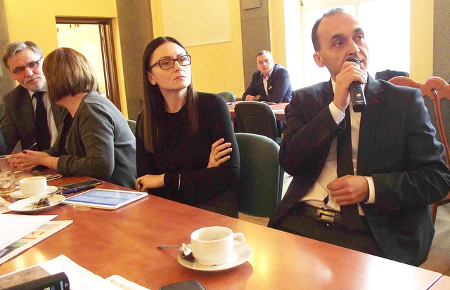 Wójt Przeworna, Jarosław Taranek, zadawał pytania w sprawie wniosków dotyczących wsparcia finansowego na budowę sieci wodociągowych i kanalizacyjnych Wójt Przeworna, Jarosław Taranek, zadawał pytania w sprawie wniosków dotyczących wsparcia finansowego na budowę sieci wodociągowych i kanalizacyjnych