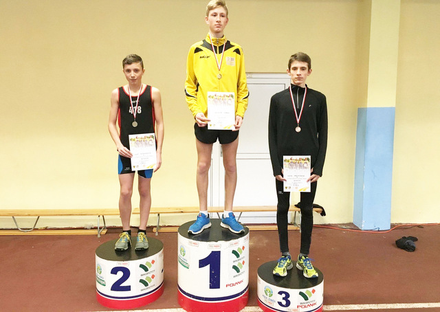 Rafał na trzecim stopniu podium w biegu na 1000 m. (Foto zamieszczone na profilu facebook Strzelińskiego Klubu Biegacza Granit przez Marka Adamka)