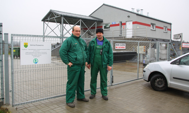 Adrian Łopata (po prawej) i Bartłomiej Kitajczuk, pracownicy ZUK zatrudnieni do obsługi infrastruktury kanalizacyjnej w Przewornie przed bramą wjazdową do oczyszczalni