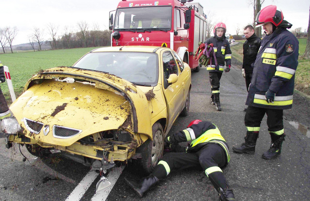 Po odblokowaniu koła samochód zepchnięto na pobocze. Podróżująca nim kobieta trafiła do szpitala