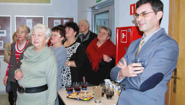 Rafał Werszler (po prawej), jeden z autorów prezentowanych prac, na wernisażu w Strzelinie. Foto: MiGBP