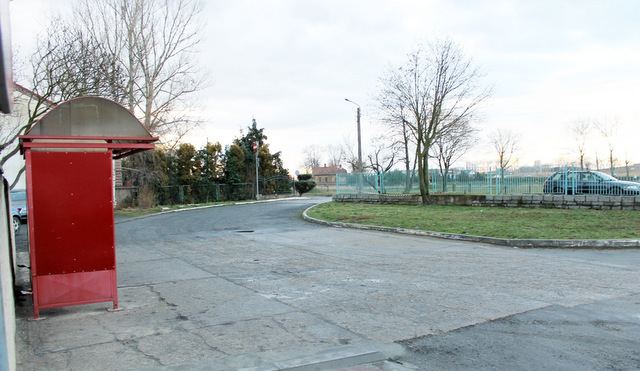 W godzinach porannych teren zatoczki autobusowej staje się parkingiem, co blokuje dojazd autobusów