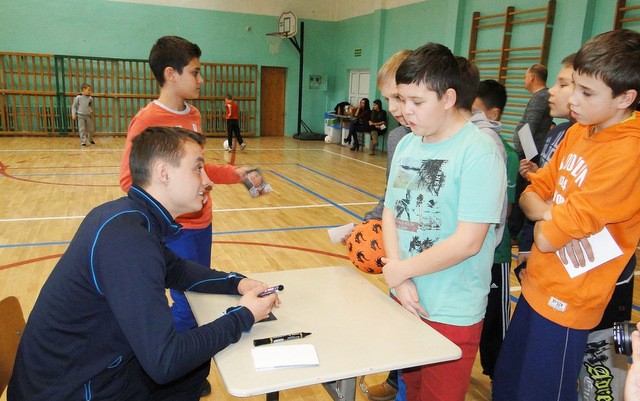 Michał, gdy tylko ma czas, chętnie spotyka się ze swoimi młodymi kibicami w Strzelinie