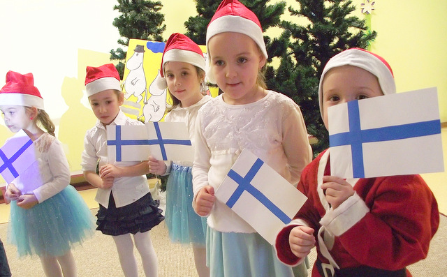 Grupa przedszkolaków („Motylki”) przedstawiła prezentacje o Finlandii. Wszystko w ramach projektu edukacyjnego, który realizuje Przedszkole Miejskie w Strzelinie