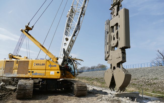 Po specjalnie przygotowanej platformie poruszała się 100-tonowa głębiarka. Wybierała na długości 499 metrów grunt na głębokość od 11 do 28 metrów Po specjalnie przygotowanej platformie poruszała się 100-tonowa głębiarka. Wybierała na długości 499 metrów grunt na głębokość od 11 do 28 metrów