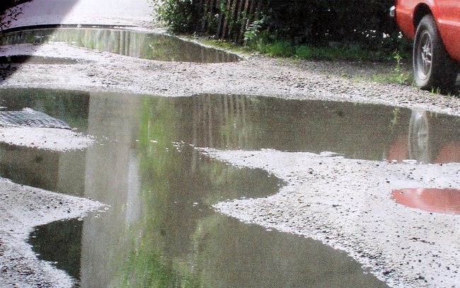 W czasie deszczu woda spływa do piwnic budynku