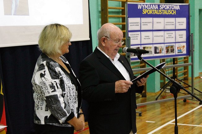 Głos zabrał też Honorowy Członek Społeczności PSP nr 5 oraz Honorowy Obywatel Miasta Strzelina Josef Möhlenkamp. Obok nauczycielka języka niemieckiego Irena Woźnicka Głos zabrał też Honorowy Członek Społeczności PSP nr 5 oraz Honorowy Obywatel Miasta Strzelina Josef Möhlenkamp. Obok nauczycielka języka niemieckiego Irena Woźnicka