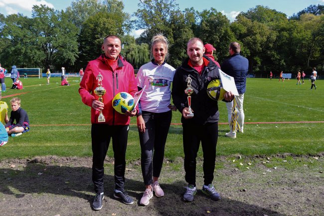 Pamiątkowe zdjęcie po finale szkół średnich.  Od lewej: Dawid Pukalski-Pukała (opiekun grupy CKZiU Strzelin), Magdalena Szczegielniak-Noga  i Michał Bieniek (opiekun grupy LO Strzelin)